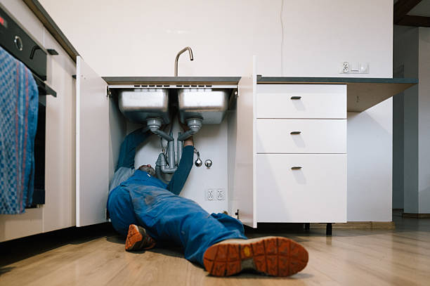 Professional Emergency Plumber technician working in Abingdon, IL